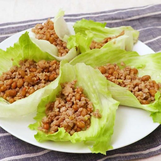 ボリューム満点！ ひき肉と納豆のレタス巻きのレシピ動画・作り方 | デリッシュキッチン