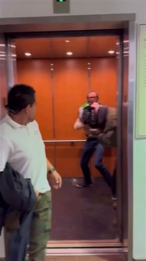 @unstoppable.edtz on Instagram: "日本利用压电瓷砖将脚步转化为电能。这些瓷砖捕捉来自你脚步的动能。当你行走时，你的重量和动作会对瓷砖产生压力。瓷砖会轻微弯曲，从而产生机械应力。瓷砖内部的压电材料将这种应力转化为电能。每一步都会产生少量电荷，而数百万步结合在一起就能产生足够的电力来驱动 LED灯、数字显示屏和传感器。在像涩谷车站这样繁忙的地方，每天约有240万个脚步为这一系统作出贡献。这些电能可以被储存或立即使用，从而减少对传统电力来源的依赖，并支持可持续的城市基础设施。这种方法将日常运动转化为实用的可再生能源。#日本#知识＃事实 ＃你知道吗 ＃推荐 ＃科技 #创！"