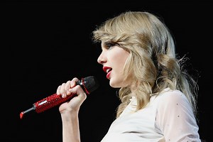 Taylor Swift Visits Little Boy in Children's Hospital