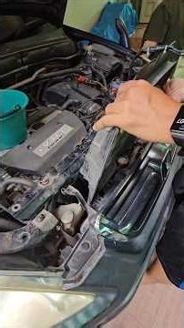 Replacing the radiator fan motor on a Honda CRV G2 - Part 2.