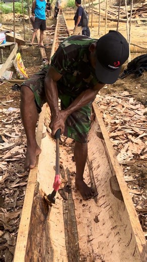 Traditional Wooden Boat Building That Still Lives On Today #woodenboat #boatbuilding #pacujalur
