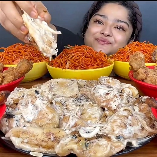 Chowmin, malai momo 💞🤤‪@MaddyEats‬#mukbang #asmrfood #eating #momo#creamy#streetfood #bigbites