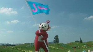 可爱波举旗子玩。