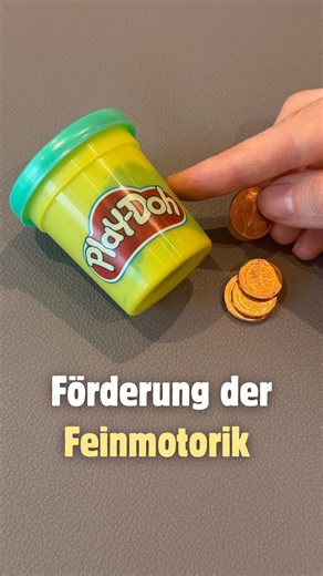 Caro | Familienalltag und Wissen on Instagram: "All diese Übungen machen ebenso Sinn, wenn es um die spielerische Förderung von Stifthaltung und Graphomotorik geht. Denn das Schreiben setzt feine koordinierte Bewegungen, feinmotorisches Geschick und eine gute Auge-Hand-Koordination voraus. Und Schneiden! Mit der Schere zu schneiden fördert unfassbar viele Fähigkeiten, welche ebenso beim Schreiben lernen wichtig sind! Egal was ihr macht: es soll auf jeden Fall Spaß machen und ohne Druck und Zwang