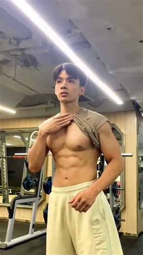 一个多月没练了，还是这么干#腹肌 #健身#肌肉男