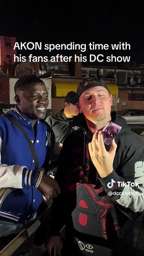 Akon spends time with fans after DC show