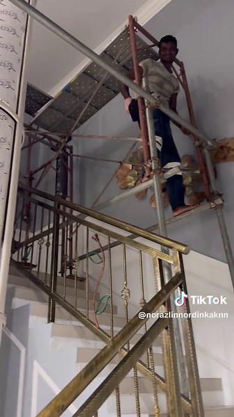 Progress Day 2,3,4. Huru hara sekejap - sebab 1st day tu baru reconfirm dgn technician pasal stabiliser, berapa banyak nak guna scaffolding dll.. HP sentiasa kat tangan tanya sana sini 😅 Harini baru dapat harga untuk semua. Potong handrail - technician kata dia boleh tlg potongkan kalau tak dpt org lain. RM130 - onz je lah. Stabiliser 10KVA beli kat Lazada RM600 hari ke 2. Sewa scaffolding RM1500. Wiring RM450… InsyaAllah pasni bolehlah bantu2 jawap persoalan yg kami ni blurr giler sesebelum ni