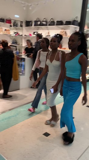 Os Angolanos são os melhores kkk #palops🇦🇴🇲🇿🇸🇹🇨🇻🇬🇼 #entrevista #standupcomedy #foryu #viralvideo #angola #brasil #portugal #caboverde #fy