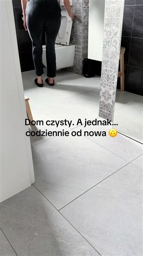 Też tak masz, że sprzątasz… a rano zaczynasz od: ✔️ dosuwania krzeseł po domownikach ✔️ spuszczania deski klozetowej po facetach 🙄 ✔️ wymiany pustej rolki papieru (klasyk 🤡) ✔️ zbierania szklanek z całego domu ✔️ wycierania blatów ✔️ ścierania palców ze szafek ✔️ układania poduszek na kanapie I tak naprawdę niby pierdoły, a zajmuje Ci to dobrą godzinę. Zgadzasz się ze mną? Czy tylko ja tak mam? 😅 #codziennośćmamyżyciemamy#sprzatanie
