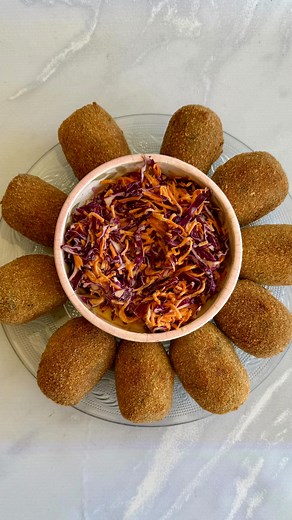 ✨CROQUETAS DE PAPA, ESPINACA Y QUESO ✨ 👵🏻Receta de abuela, de esas de la infancia y hoy decidimos recordarlas con @tostadasriera , ya probaste su pan rallado? Rinde 10 unidades aprox. ✅ 500 grs de papas ✅ 200 grs de espinacas ✅ Sal, pimienta y nuez moscada a gusto ✅ 2 cucharadas de fécula de maíz ✅ 250 grs de muzzarella ✅ 3 huevos con sal, pimienta, ajo y perejil ✅ PAN RALLADO RIERA c/n ✅ aceite para freír ❄️ llevar las croquetas al freezer por 30 minutos #croquetas #croquetasdepapa #tostadasr