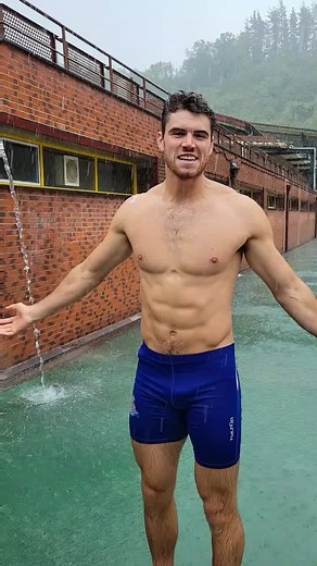 En tiempos de sequía hay que aprovechar cuando llueve 💦🚿🧼 Si queréis podemos compartir ducha 😜 aquí hay agua para todos 💦🌧 #rain #lluvia #ducha #shower