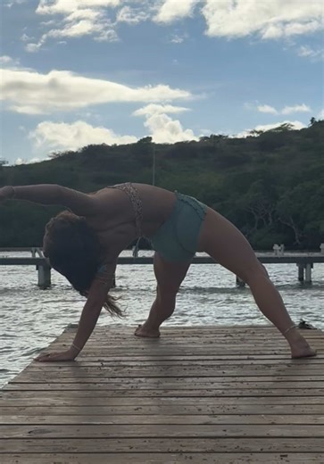 Flip dog —> shooting star 🦈 #flipdog #shootingstar #backbend #yogi #vinyasa