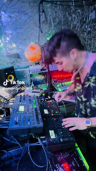 Back to the classic 😎 #tekno#techno#happytechno#23 #liveset #rave #elektron #hardtechno #technomusic #technoparty #digitakt #studio#livemusic #kickandbass #madscientist #hiphop#oldschool