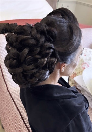 🍒 𝐦𝐲 𝐟𝐚𝐯𝐨𝐮𝐫𝐢𝐭𝐞 𝐮𝐩𝐝𝐨 #hair #hairstyle #hairstylist #glamhair #bighair #barrelcurls #weddingday #weddinghair #raceday #ladiesday #ladiesdayhair #racedayhair #curls #hairtransformation #hairup #hairupdo #hairupdosforwedding