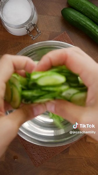 🥒 quick asian pickled cucumbers - if you need a last-minute side dish or banchan, this is probably the easiest one you can make. it's tangy, crunchy, and super refreshing! #cucumbers #cucumbersalad #pickles #sidedish #banchan #easyrecipe