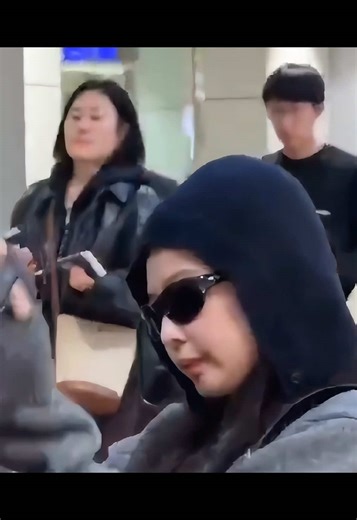 This is how she hides herself from the camera lenses. 📸JENNIE is already in Taipei. #JENNIE #BLACKPINK #LIKEJENNIE #OA