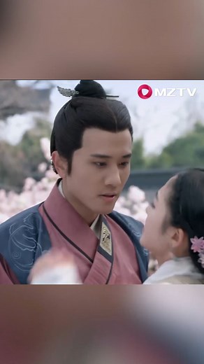 Yu Wenyong wants to kiss her | Princess of Lanling King 🔥 ONLY ON #MZTV 🔗 Facebook: https://bit.ly/3zGlN54 #中國電視劇 #電視劇 #大劇獨播 #蘭陵王妃 #princessoflanlingking | 大劇獨播