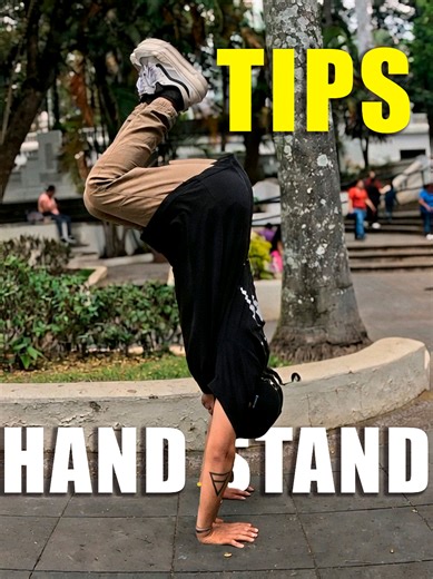 🤸‍♂️ Si no puedes mantener el equilibrio en handstand, probablemente tus dedos no están trabajando. Cuando haces handstand (parado de manos) el equilibrio no se controla solo con fuerza… se controla con los dedos. En este video te enseño una progresión muy útil que usamos mucho en parkour y calistenia: la posición de rana 🐸. ¿Por qué practicar así primero? • Estás más cerca del suelo, así que es mucho más seguro • Puedes entender cómo empujar con los dedos cuando te vas hacia adelante • Y tamb