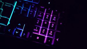 「暗い背景に明るいRGBを点滅させて明るいバックライトキーボードの詳細を接写。」の動画素材（ロイヤリティフリー）1065806398 | Shutterstock