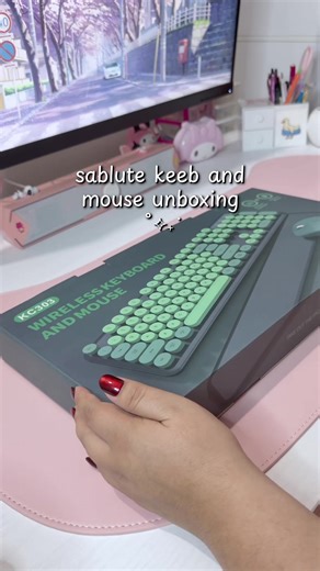 sablute honestly ate with this keeb 🥹💚 it’s such a beautiful green color and it comes with a mouse!!! this is the perfect starter keyboard/mouse set :’) it’s more on the quiet side but still has a pretty nice typing feel and it includes cute decorations!! this keeb/mouse duo connects via one usb receiver. it’s battery-powered with a battery life of up to 180 days! #keebtok #keyboard #typing #desksetup #cozy @SABLUTE Keyboard Store