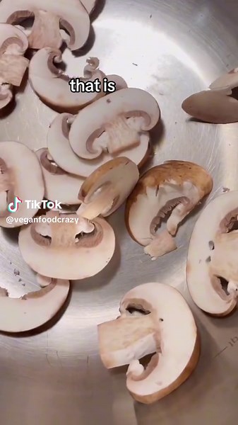 Recipe is Vegan, gluten free, nut free and oil free This is the perfect comfy recipes for those chilly mornings, days or even nights Have you ever tried savory oats? Whether you have or haven’t, believe me you need to try this recipe ! you will not believe that you are eating oats with it is so so good 😊 Recipe is Vegan, gluten free, nut free and oil free Like and follow @veganfoodcrazy for more great recipes 🌱Mushroom & Rainbow Chard Oat Risotto 🌱 Ingredients 1/4 white onion, diced 7 Baby Be