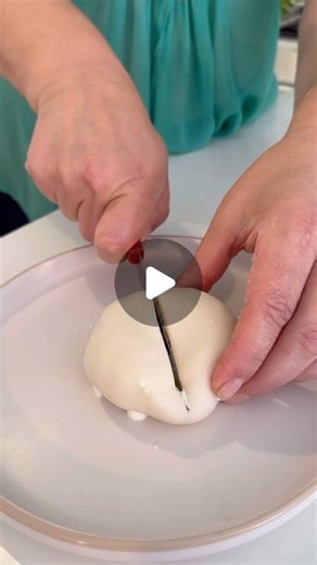Ewa Szczesna on Instagram: "Domowe, ochładzająco ludowe moczi na upalne dni. Składniki: 100 g mąki ryżowej kleistej 100 g cukru 80 ml wody 1 łyżka masła Kilka kulek ulubionych lodów Kolor w żelu opcjonalnie Gotujemy Ok 15 min kilkukrotnie mieszając Przygotowane moczi nalepiają włożyć do zamrażalnika na 2 godz. #mochi #lody #deser #pyszności #pyszne #kuchniajapońska #japońskiejedzenie #przepis #przepisy #jedzenie #food #japonesefood #food #cooking #cookingvideo #cookingathome #recipe"