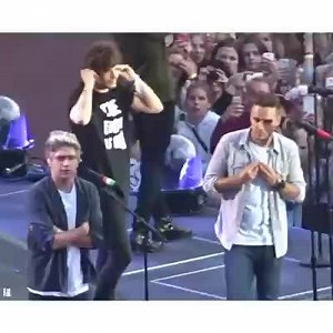 1.9K views · 117 reactions | Louis qui se moque de la posture de Niall quand il chante haha | One Direction - French Directioners | Facebook