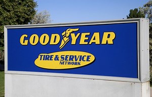 Goodyear rachète Cooper Tire pour 2,8 milliards de dollars, doublant ainsi pratiquement sa présence en Chine.