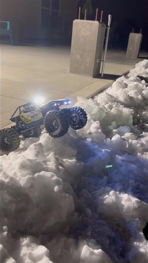 Axial UTB18 4ws crawls over a rough ice pile