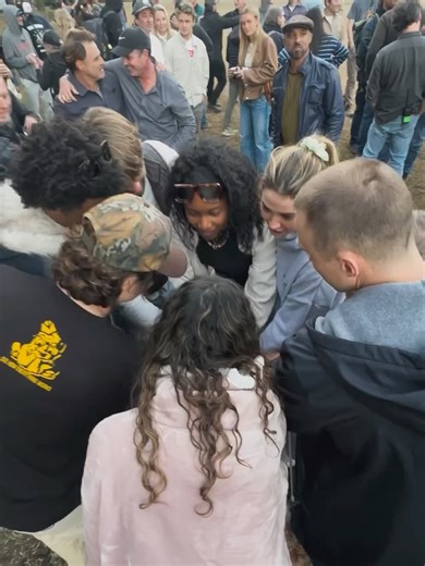 Madison Bailey News on Instagram: "Madison Bailey e elenco de Outer Banks no último dia de gravação. Madison Bailey and the cast of Outer Banks on the last day of filming."