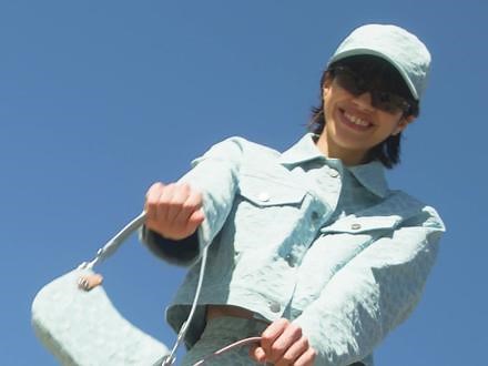 今夏出游动态焕新，轻提SWINGER手袋，与丹宁清爽相伴。清新夏色注入新鲜能量，Signature C图案瞩目吸睛，锁定出型风采。玩转灵动活力，加载风格想象。#Coach的100种夏天 #这波很COACH