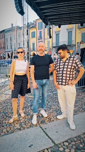 🎶Musica swing e tanta simpatia. Alberto Ferrari e la sua Altamarea band sono stati tra i protagonisti del programma di Lodi al Sole, offrendo ai lodigiani uno show musicale di successo. 🎤Abbiamo fatto una lunga chiacchierata con il fondatore e artista di grande carisma, Ferrari e con altri due componenti, Cecilia Stallone e Peppe Giuliano che ci hanno raccontato della band, di come è nato il nome Altamarea e della loro musica. 💥Ferrari ha anche dato un giudizio sul cammino culturale intrapres