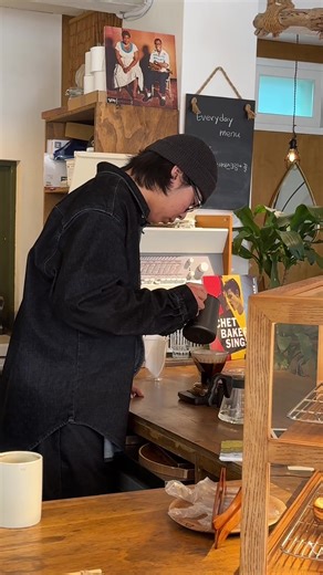 이포크를 운영하면서 감사한 순간들이 많습니다. 단골 손님분께서 제가 책을 좋아하는 걸 아시고 아끼는 책을 빌려주시기도 하고, 주말에는 “밥은 먹고 일하냐”며 갓 튀긴 꽈배기와 김밥, 초콜렛까지 건네주시기도 했습니다. 이런 따뜻한 마음들을 받을 때마다 이 공간을 더 소중히 운영해야겠다는 다짐을 하게 됩니다. 오늘도 이포크에서 커피 한 잔의 여유와 작은 힐링을 느끼실 수 있도록 정성껏 준비하겠습니다. 언제나 찾아주시는 손님분들께 진심으로 감사드립니다. Flip the Coffee, Savor the Moment - CAFE EEFFOC #면목동카페 #사가정카페 #카페이포크 #서울카페추천 #seoulcafe #koreacafe #카페투어 #디저트