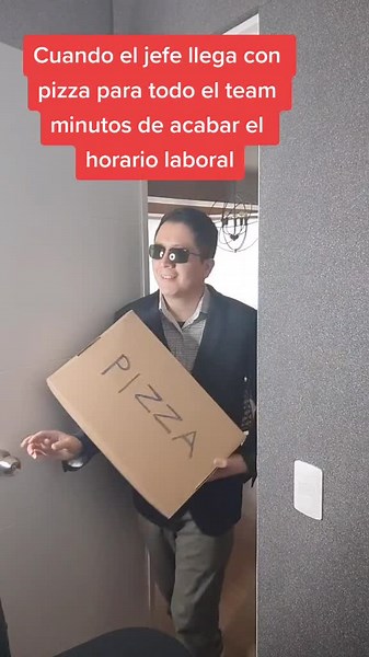 Cuando el jefe trae pizza para el equipo