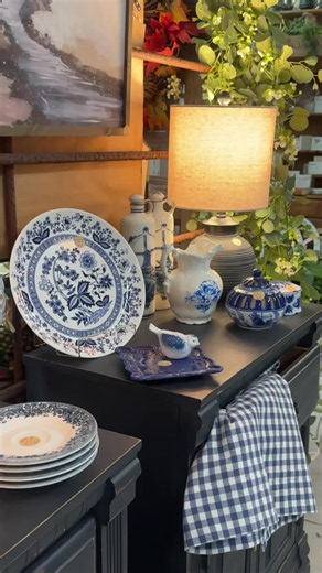 💙🤍 Blue & white is having a MOMENT right now! 🤍💙 From pretty plates and bowls to wall art and so much more, this classic color combo is everywhere! Whether you love the chic vintage look or a newer take on the style, blue & white is one of those looks that never really goes out of style. ✨ And lucky for y’all… we have LOTS of it at Time & Again! 😆💙🤍 Come shop our vendors and see what blue & white treasures you can find! 🏺🍽️🫖🖼️ #TimeAndAgain #CrosbyTX #HoustonAntiques #AntiqueShopping 