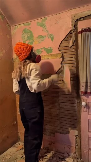 Tia Weston on Instagram: "Kitchen demo 🏚️🛠️❤️"