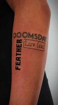 Tatuagem de escrita no antebraço