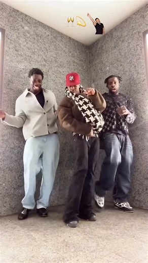 TAMALA RENEÉ JONES🧿🧿🧿 on Instagram: "Happy Friday & Happy Holidays !!! Get it yall!!! 💃🏽🎁✨💐🥂💋"