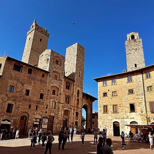 Imagine stepping into a postcard: Tuscany. The Landscape: Iconic hills, golden autumn light, and charming medieval villages define this breathtaking region. It’s an experience that nourishes the soul. The Architecture: From the Renaissance grandeur of Florence to ancient stone farmhouses, the architecture whispers tales of history and art, waiting to be explored down every cobbled street. The Cuisine: Tuscan food is a celebration of quality and simplicity. Indulge in authentic dishes like bistec