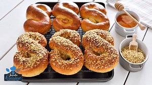 Cei mai buni si mai pufosi mucenici! Umpluti cu multa nuca, bine insiropati, unsi cu miere si presarati din nou cu nuca. Sunt de-a dreptul minunati si nici nu sunt greu de facut! Va recomand sa pregatiti portie dubla pentru vor disparea imediat de pe platou. Reteta mai detaliata pe site: https://jamila.ro/mucenici-umpluti | JamilaCuisine