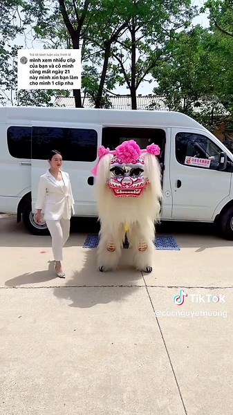 Trả lời @Trinh lê Mến chào bạn, cảm ơn bạn đã hữu duyên theo dõi và đồng hành cùng kênh Sư Tử Trắng Múa Khóc Tang của Cốc Nguyệt Nương. Mong bạn giữ được chút an yên trong những ngày lòng còn nhiều trĩu nặng. Sự ra đi của người cô kính yêu để lại khoảng lặng khó bù đắp trong gia đình. Cô là bóng mát một thời, là tiếng nhắc nhở hiền hòa và là sợi dây yêu thương âm thầm nối các thế hệ. Nỗi buồn đến nhẹ mà sâu, len vào từng kỷ niệm quen thuộc. Xin được sẻ chia cùng bạn niềm thương nhớ ấy, cầu mong 