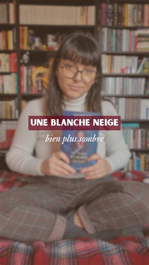 Lola - Lectrice avec un projet fou 🏴󠁧󠁢󠁳󠁣󠁴󠁿✨🍄📚 on Instagram: "Une Blanche-Neige bien plus sombre... 🫀 Premier tome d'une duologie sur une réécriture du conte de Blanche-Neige beaucoup plus dark. Les codes du conte sont gardés mais tournés de manière bieeeeen plus sombre. J'ai adoré le wordl building et bah les dragons quoi... Bonne soirée mes champis 🫶🏻"