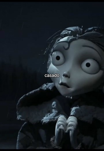 El cadáver de la novia : Resumen Completo (Rápidamente). Los Everglot están en la aristocracia pero han caído en la ruina. Durante los preparativos de la boda, Víctor accidentalmente coloca un anillo en la mano de un cadáver de una mujer llamada Emily, quien lo considera su esposo debido a este juramento. Emily fue traicionada y asesinada por un hombre que la robó. Ahora, en el mundo de los muertos, Víctor se ve obligado a lidiar con esta confusión. Mientras tanto, Victoria es presionada a casar