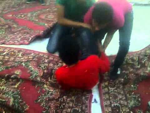 عايزين إيه ياعيال المتناكه.3GP