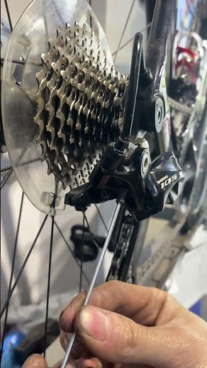 Tighten your mountain bike chain.#cyclingtips #automobile #mtbreview