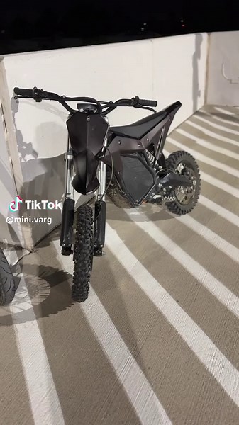 got new seat cover putting on soon so took old one off @𝐁𝐫𝐚𝐧𝐝𝐨𝐧® #electroandco #rtr #etm #ebike #clean #dirtbike #bike #build #jump #wheelie #blowup #fyppppppppppppppppppppppp #viral #mudriding #razor #talaria #surronster #cars #motorcycle #enduro #72v