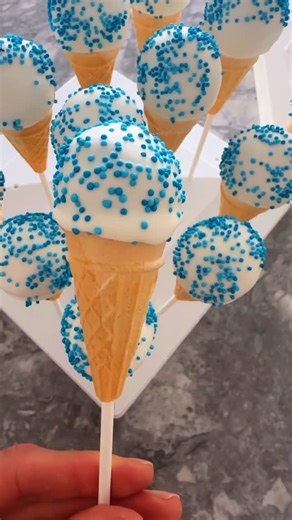 Celebrate by ML on Instagram: "Making colorful sprinkles #tutorial 🩷💙💛💚🧡 using whites sprinkles and edible gel colors #celebratebyml #nyccakepops #bakingtips #sprinkles"