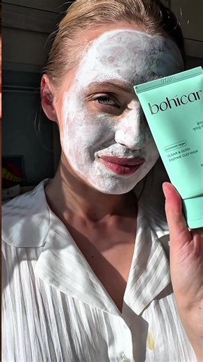 Spot on a new gentle clay mask. Summer is the time when our skin exposed to wind, sun and needs our support in deep cleansing and regeneration. That’s why exfoliation should be more frequent, but very very gentle. Bohicare’s Enzyme Clay Mask. It’s a gentle vegan clay mask with kaolin and a few more powerful ingredients. What I love most is the unique souffle texture and this light papaya scent. It smells like summer It works for all skin types: even my dry skin. Unlike most clay masks, this one 