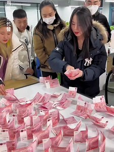 这样发奖金才有意思 你们抢到这些道具该怎么用？？？ | Fun Videos