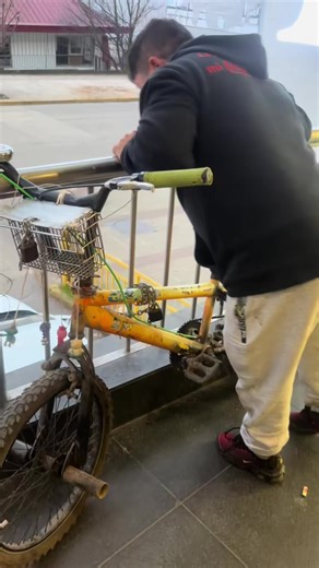 Carlitos Run: Fun and Bicycle Tricks at Discoteca